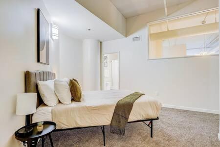 Cozysuites - 2Br With Direct Skybridge Access #1 Индианаполис Екстериор снимка