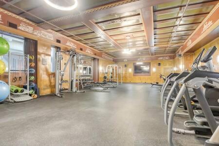 Cozysuites - 2Br With Direct Skybridge Access #1 Индианаполис Екстериор снимка