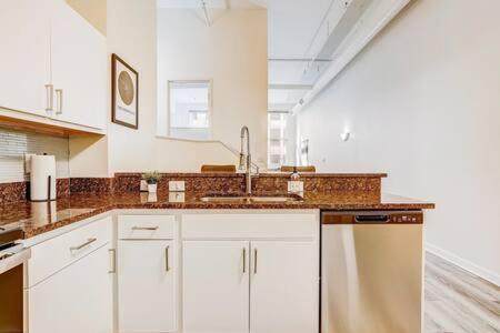 Cozysuites - 2Br With Direct Skybridge Access #1 Индианаполис Екстериор снимка