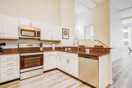 Cozysuites - 2Br With Direct Skybridge Access #1 Индианаполис Екстериор снимка