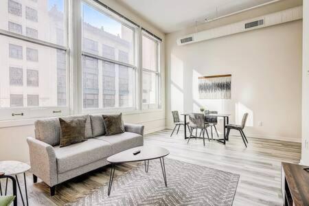 Cozysuites - 2Br With Direct Skybridge Access #1 Индианаполис Екстериор снимка