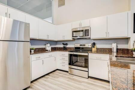 Cozysuites - 2Br With Direct Skybridge Access #1 Индианаполис Екстериор снимка